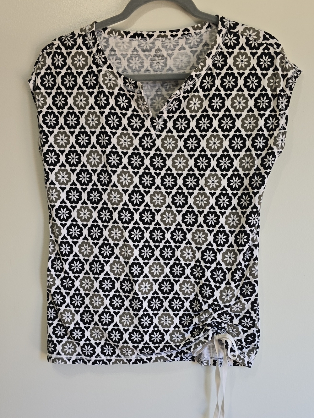 T By Talbots Black, White & Olive Printed Tie-Hem Short Sleeve Top Sz XS